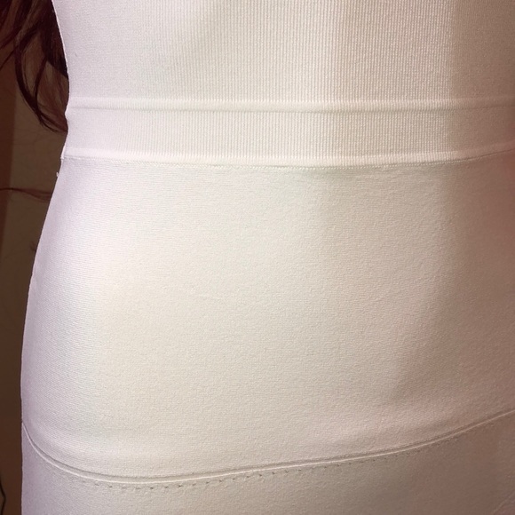 Gorgeous lots of style Body skimming Dress. - Picture 4 of 8